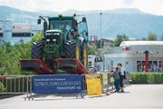 Dieser wuchtige Riesentraktor muss vorsichtig über eine Wippe gebracht werden. (Bild: Maria Schmid (20. August 2017))