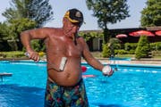 Für Kasimir Steiner (69) ist die Badi in Willisau dieser Tage sein Zuhause. Damit seine Haut vor der Sonne geschützt ist, entwickelte er eine besondere Methode: Er trägt die Creme mit einer Malerrolle auf. (Bild: Philipp Schmidli (Willisau, 20. Juni 2017))