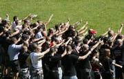 Am 3. August 2008 feierten rund 300 Rechtsradikale auf dem Rütli einen verspäteten Nationalfeiertag. (Bild: Urs Flüeler / Keystone)