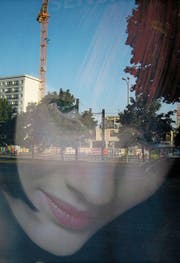 Der Künstler Hansjürg Buchmeier hat in Berlin Gesichter von Plakatschönheiten fotografiert. Das Titelbild zeigt auch ein Bild aus der Serie. (Bild: PD)