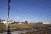 Auf dem Gebiet Risch-Langweid sollen neue Wohnblöcke entstehen. Das Landstück befindet sich in der Nähe des Bahnhofes Rotkreuz. (Bild Stefan Kaiser/Neue ZZ)
