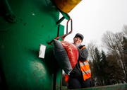 Arbeitet bei der Kehrichtabfuhr in Allenwinden: Cornelia Schällibaum. (Bild Stefan Kaiser/Neue ZZ)