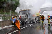 Die Feuerwehr beim Löschen eines LKW-Brandes auf der Autobahn. (Bild: Zuger Polizei)