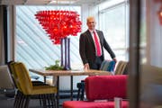 Chef Roger Märki (57) in der Dierikoner Filiale. Bild: Dominik Wunderli (15. November 2016)