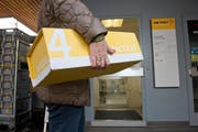 Wer in Inwil künftig ein Paket aufgeben will, muss dies ab Sommer im Volg machen. (Symbolbild Neue LZ)