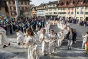 Die Erstkommunikanten beim Einzug in die Pfarrkirche Sempach. (Bild: Roger Grütter / Neue LZ)