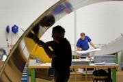 Mitarbeiter der Ruag arbeiten an Raketenverschalungen anlässlich eines Medientages. (Bild: Keystone/Alessandro Della Bella)