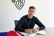 Cédric Itten unterzeichnet den Vertrag mit dem FC Basel. (Bild: FCB.ch)