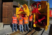 Egon Gsponer, Leiter Infrastruktur, Guido Monn, Leiter Instandhaltung Region Ursern/Surselva, Andreas Schmid, Projektleiter und Ivan Pfammatter, Leiter Rollmaterial & Traktion, vor der neuen Schneeschleuder. (Bild PD)