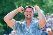 Kilian Wenger ist Sieger des Bad-Schwingets. Hier im Bild freut er sich über den gewonnenen Gang gegen Christian Schuler beim Bergkranzfest auf dem Stoos 2014. (Archivbild Keystone / Sigi Tischler)