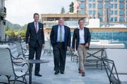 Robert Herr, General Manager Bürgenstock Resort, Bruno H. Schöpfer, Managing Director Katara Hospitality Switzerland und SGV-Direktor Stefan Schulthess (von links) am Mittwoch auf dem Bürgenstock. (Bild: Corinne Glanzmann (Bürgenstock, 21. Juni 2017))