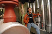 Peter Rüdisser, Leiter der Arbeitsgruppe Energienutzung Ballwil, vor der Holzschnitzelheizung. (Bild Corinne Glanzmann/Neue LZ)