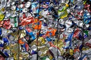 9050 Tonnen Aludosen werden jedes Jahr in der Schweiz wiederverwertet. Das Bild stammt aus einer Recycling-Firma in der Nähe von Zürich. (Bild: Keystone/Steffen Schmidt)