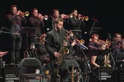 Die Big Band der Hochschule Luzern musizierte am Sonntagabend im Luzerner Saal des KKL mit viel Spielfreude und eindrücklichen Soloauftritten. (Bild: Corinne Glanzmann (Luzern, 4. Februar 2018))