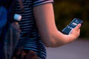 Der Detektor wandelt die Ultraschallrufe der Fledermäuse in für Menschen hörbare Töne um. (Bild: Maria Schmid (6. Juli 2017))