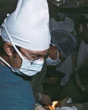 Der 2001 verstorbene südafrikanische Pionier Christiaan Barnard während einer Herztransplantation im Jahr 1977. (Bild: Rino Petrosino/Getty)
