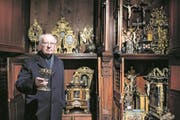 Othmar Frei, Probst (Vorsteher) des Chorherrenstifts, mit dem wertvollen Burgunderkelch vor einem Teil des Stiftsschatzes in der Luzerner Hofkirche. (Bild: Boris Bürgisser (Luzern, 27. Februar 2018))