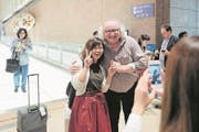 Der Trompeter Reinhold Friedric wird zum Selfie mit einer Konzertbesucherin gebeten. (Bild: LF/Geoffroy Schied)