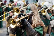 Die Chalofeschränzer am Fasnachtsumzug in Ruswil. (Bild: Dominik Wunderli / Neue LZ)