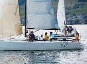 Siegerin Marianne Karlsen (Zweite von rechts, an der Pinne) vom Segelklub Meggen. (Bild: Walter Rudin (Greppen, 15. Juli 2017))