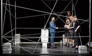 Den fünf Protagonisten des Stücks «Bandscheibenvorfall» sitzt stets ein unsichtbarer Chef im Nacken. (Bild: Matthias Muff)