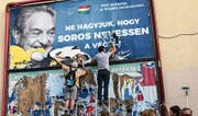 Aktivisten hatten vor einigen Tagen damit begonnen, die antisemitischen Plakate zu entfernen. (Bild: Pablo Gorondi/AP (Budapest, 12. Juli 2017))