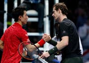 Andy Murray (rechts) und Kei Nishikori mit dem Handschlag bei den ATP World Tour Finals (Bild: Alastair Grant / AP (London, 16. November 2016))