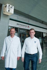 Johannes Sturm, links, und Daniel Matter vor dem Permanence Medical Center im Bahnhof Luzern. (Bild: Dominik Wunderli/Neue LZ)