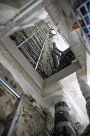 Blick in das Gebäude am Mühlenplatz 3/4, das wegen Brandschutzmängeln saniert wird: Neu wurde ein Schacht für Leitungen gebaut. (Bild: Manuela Jans-Koch (Luzern, 25. Januar 2018))