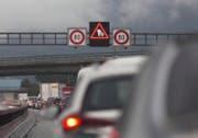 So wie hier auf der A1 bei Egerkingen sollen auf der A14 zwischen den Verzweigungen Rotsee und Rütihof flexible Tempolimiten signalisiert werden können. (Bild: Gaetan Bally / Keystone (Egerkingen, 30. Juni 2016))