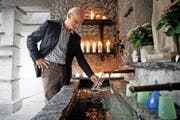 Max Galliker, Präsident des Fördervereins Luthern Bad, füllt beim Badbrünnli Wasser ab. (Bild: Manuela Jans-Koch / LZ)