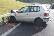 Bei dem Unfall in der Blegikurve wurde die junge Lenkerin mittelschwer verletzt. (Bild: Luzerner Polizei)
