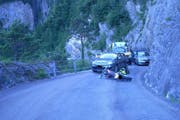Nach der Kollision wurde der verletzte Motorradfahrer durch die Ambulanz ins Kantonsspital Uri gebracht. (Bild: pd)