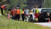 Rettungskräfte kümmern sich um die Patienten. (Bild: Geri Holdener)