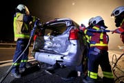 Die Rettungskräfte entfernten das Dach und die Türen des Autos, weil es beim Fahrzeuglenker den Verdacht auf Rückenverletzungen gab. (Bild: Freiwillige Feuerwehr Zug FFZ)