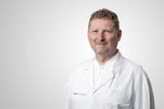 Unter der fachlichen Leitung von Rehabilitationsspezialist Dr. med. Udo Hartl (Bild) betreut ein interdisziplinäres Team von Ärzten, Pflegefachpersonen und Therapeuten die Patienten. (Bild: PD/luks.ch)