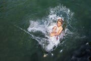 Viele Hitzegeplagte suchten diesen Sommer im Wasser eine Abkühlung, wie hier Finley in der Tribschenbadi in Luzern. (Bild Philipp Schmidli)