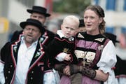 Schon 2016 fand das Zentralschweizerische Jodlerfest im Kanton Luzern statt: Auf dem Bild zu sehen sind Mitglieder des Jodlerklubs Schüpfheim mit Vorjodlerin Heidi Jenny samt Nachwuchs. (Bild: Bild Pius Amrein (Schüpfheim, 26. Juni 2016))