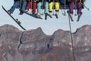 Wintersportler auf dem Sessellift Ice Flyer beim Titlisgletscher. (Bild: Alexandra Wey/Keystone (Engelberg, 31. Oktober 2015)
