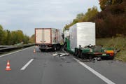 Die Kollision war nach Polizeiangaben äusserst heftig. (Bild: Luzerner Polizei (Eich, 19. Oktober 2017))
