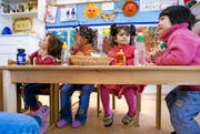 In der Spielgruppe können Kinder voneinander lernen – deshalb sollen fremdsprachige Kinder mit schlechten Deutschkenntnissen künftig zum Besuch verpflichtet werden. (Bild: Keystone)