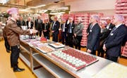Nicht nur zuhören – die Gäste dürfen zum Glück auch probieren, während Matthias Bachmann über den Stellenwert der Handarbeit in der Produktion spricht.