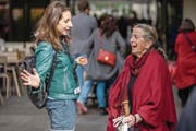 Kulturjournalistin Julia Stephan (links) im Gespräch mit Lis Frey, Leserin der «Luzerner Zeitung». (Bild: Philipp Schmidli (Luzern, 15. April 2017))