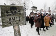 Holocaust- Überlebende bei einem Besuch im ehemaligen KZ Auschwitz im vergangenen Januar. (Bild: AP/Czarek Sokolowski)