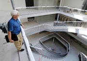 Schulpräsident Ueli Wirth im Lichthof des neuen Schulhauses – schon bald wird es auch von Schülern bevölkert. (Bild Stefan Kaiser)
