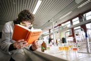 Ein Schulzimmer, in dem Chemieunterricht stattfindet. (Symbolbild) (Bild: Stefan Kaiser)