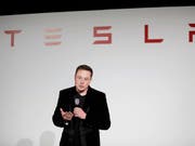 Tesla-Chef Elon Musk zum schnellsten Serienautos der Welt her: "Das ist ein Zeichen dafür, dass Elektroautos die Zukunft sind." (Bild: KEYSTONE/AP/MARCIO JOSE SANCHEZ)
