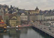 Eine Ambulanz und mehrere Polizeifahrzeuge waren am Mittwochmorgen vor Ort. (Bild: Webcam Luzern Tourismus)