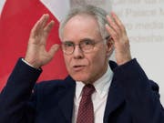 Der ehemalige Verkehrsminister Moritz Leuenberger glaubt nicht daran, dass nach dem Bau eines zweiten Gotthardstrassentunnels beide Röhren nur einspurig befahren würden (Archiv). (Bild: KEYSTONE/LUKAS LEHMANN)