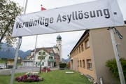 Seelisberger fordern eine vernünftige Asyllösung. Das Plakat hängt am 4. August im Dorfzentrum. (Bild: Keystone / Urs Flüeler)